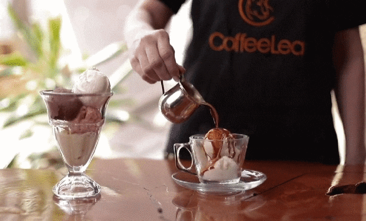 CoffeeLea бариста сусын дайындап жатыр